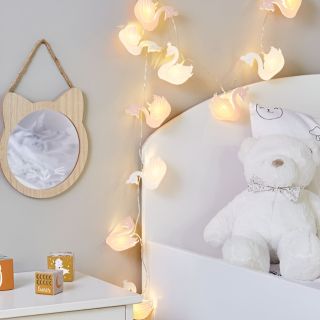 Snadný způsob, jak funkčně ozdobit okolí dětské postele, je přidat svítící girlandy 💡 Obzvláště milujeme tyto dva modely...